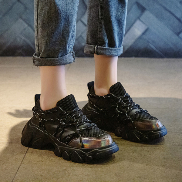 Női tornacipő ÚJ modell fűzővel és durva talppal, három színben