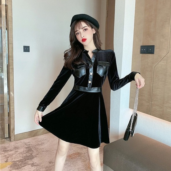 Modern női bársonyruha ökobőr elemekkel, fekete színben