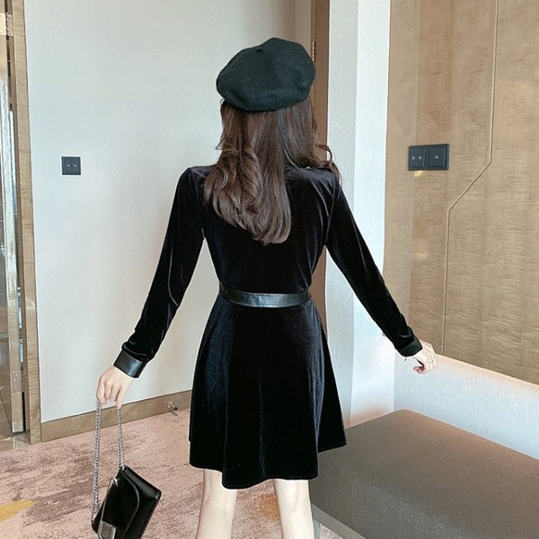 Modern női bársonyruha ökobőr elemekkel, fekete színben