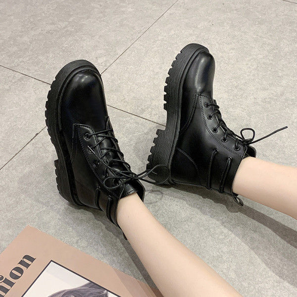 Γυναικέιες έκο δερμάτινες μπότες κατάλληλες για το φθινόπωρο και το χειμώνα με μαύρο χρώμα