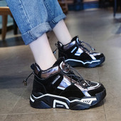 Modern női tornacipő vastag talppal és fűzővel fekete és ezüst színben