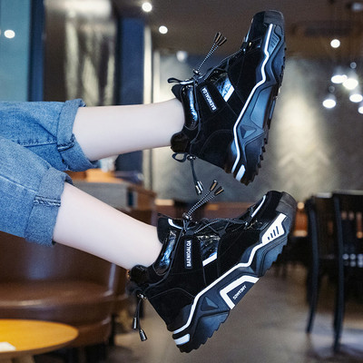 Modern női tornacipő vastag talppal és fűzővel fekete és ezüst színben