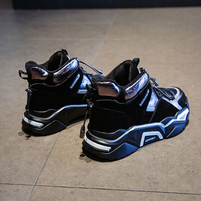 Modern női tornacipő vastag talppal és fűzővel fekete és ezüst színben