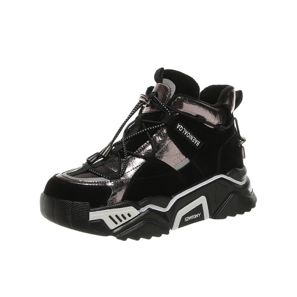 Modern női tornacipő vastag talppal és fűzővel fekete és ezüst színben