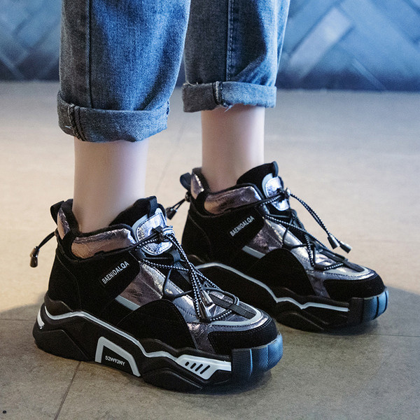 Modern női tornacipő vastag talppal és fűzővel fekete és ezüst színben