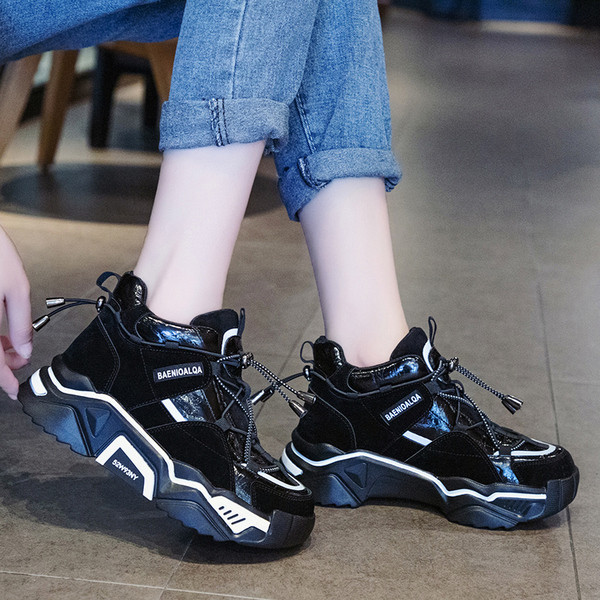 Modern női tornacipő vastag talppal és fűzővel fekete és ezüst színben