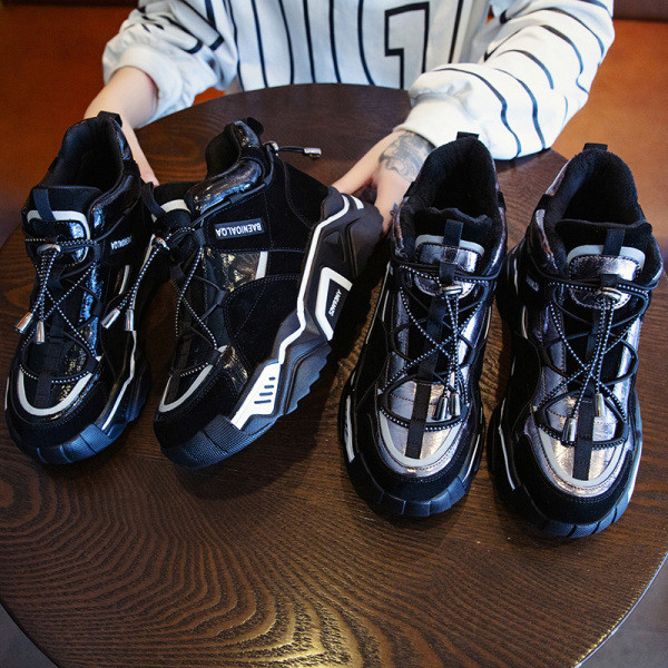 Modern női tornacipő vastag talppal és fűzővel fekete és ezüst színben