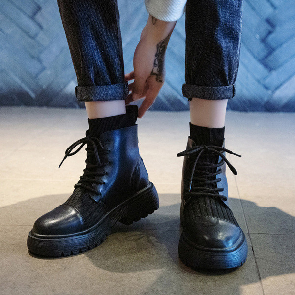 Modern női csizma műbőrből, fűzővel és vastag talppal, fekete színben