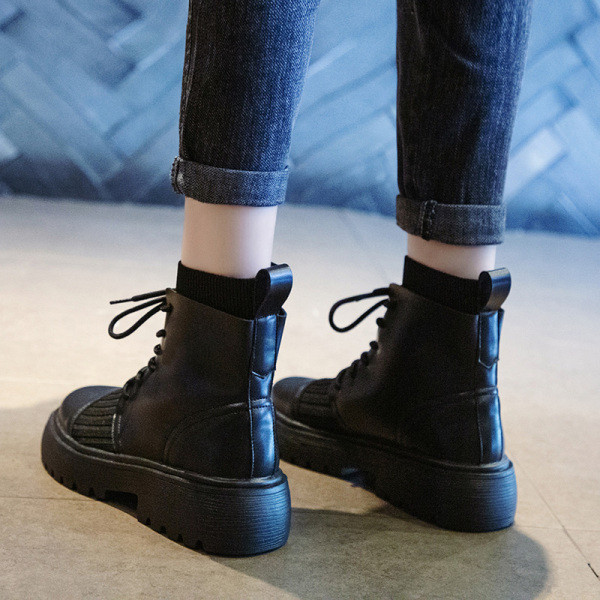 Modern női csizma műbőrből, fűzővel és vastag talppal, fekete színben