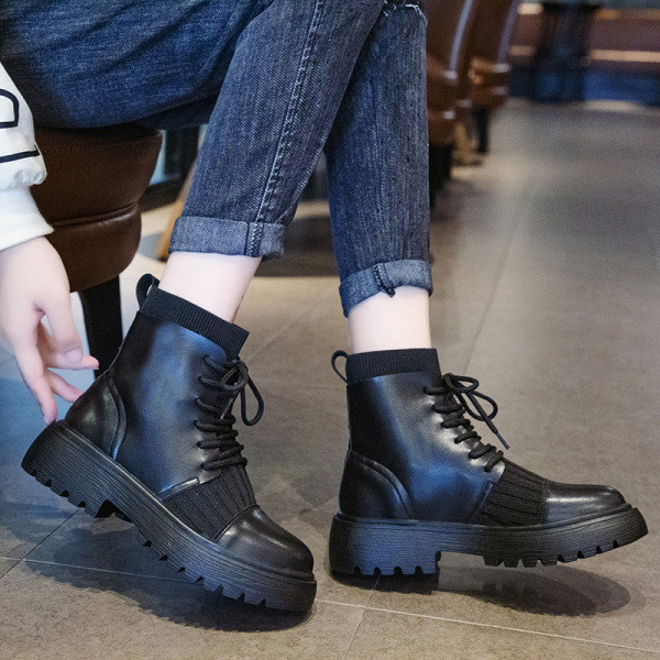 Modern női csizma műbőrből, fűzővel és vastag talppal, fekete színben