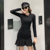 Modern női ruha nyakkendővel és hosszú ujjú fekete és piros színben