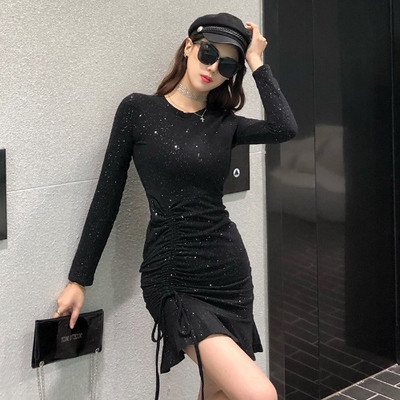 Modern női ruha nyakkendővel és hosszú ujjú fekete és piros színben