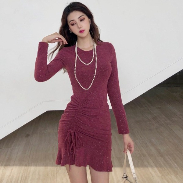 Modern női ruha nyakkendővel és hosszú ujjú fekete és piros színben