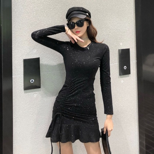 Modern női ruha nyakkendővel és hosszú ujjú fekete és piros színben