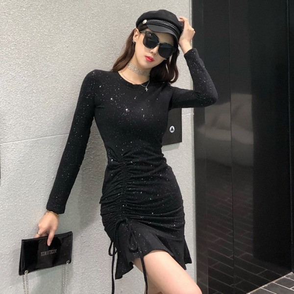 Modern női ruha nyakkendővel és hosszú ujjú fekete és piros színben