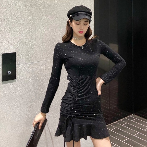 Modern női ruha nyakkendővel és hosszú ujjú fekete és piros színben