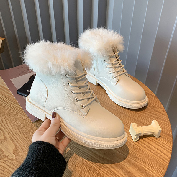 Női őszi-téli csizma puha béléssel, fekete-fehér színben