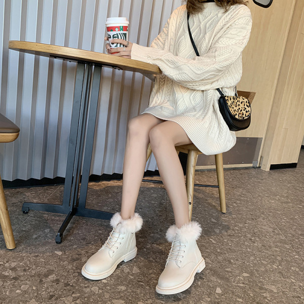 Női őszi-téli csizma puha béléssel, fekete-fehér színben