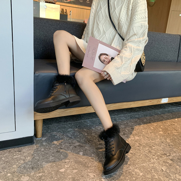 Női őszi-téli csizma puha béléssel, fekete-fehér színben