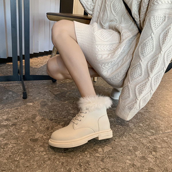 Női őszi-téli csizma puha béléssel, fekete-fehér színben