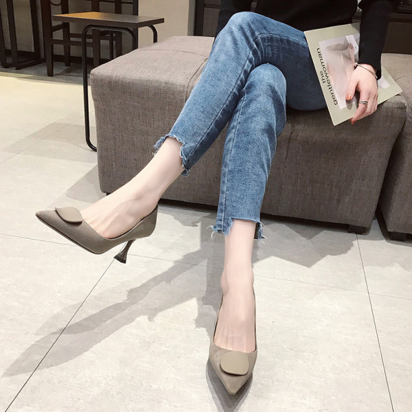 Κομψά γυναικεία υποδήματα  με λεπτό τακούνι σε μαύρο και γκρι χρώμα