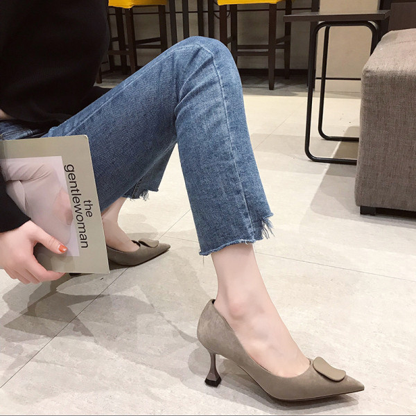 Κομψά γυναικεία υποδήματα  με λεπτό τακούνι σε μαύρο και γκρι χρώμα