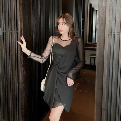 Κομψό γυναικείο φόρεμα με ασσύμετρο μοτίβο σε μαύρο χρώμα