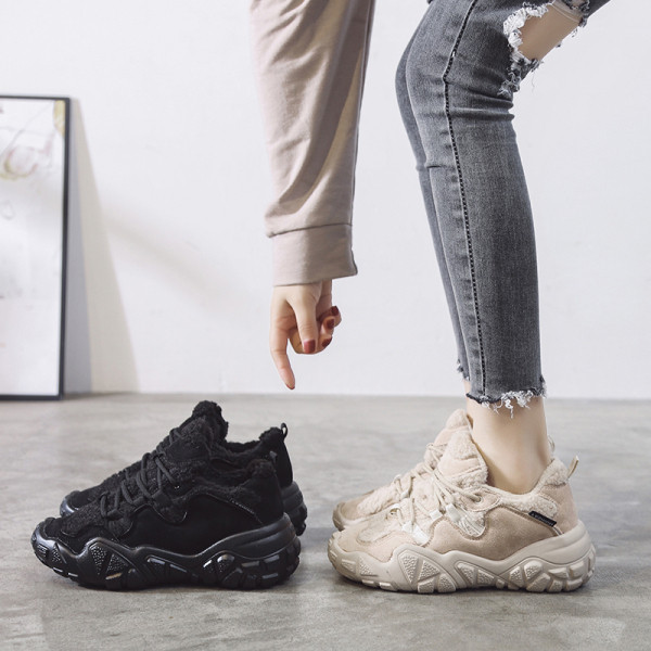 Női alkalmi tornacipő durva talppal, fekete és bézs színben