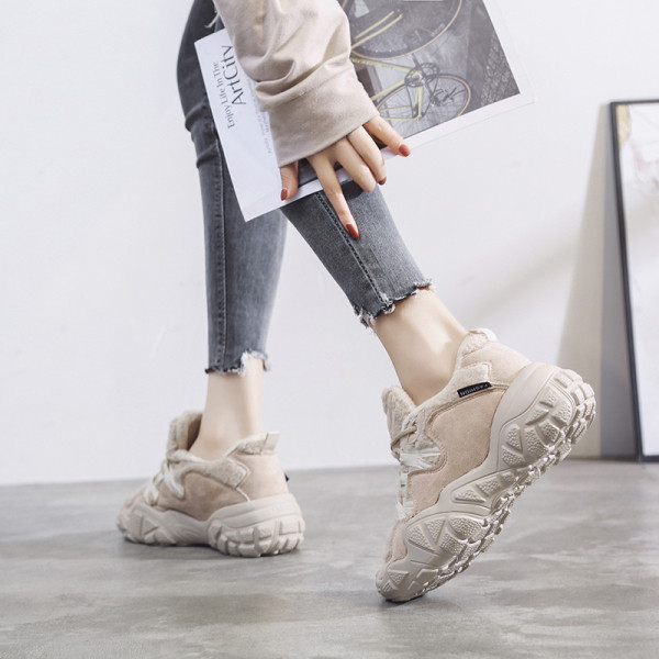 Női alkalmi tornacipő durva talppal, fekete és bézs színben