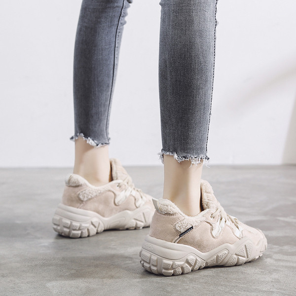 Női alkalmi tornacipő durva talppal, fekete és bézs színben