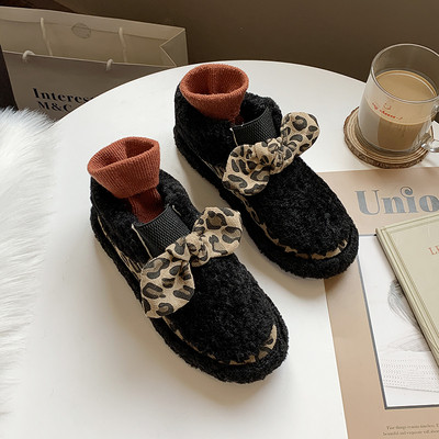 Γυναικεία χνουδοτά χειμερινά παπούτσια  με ίσια σόλα σε μαύρο, λευκό και γκρι χρώμα