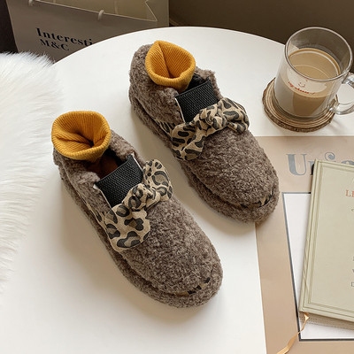 Γυναικεία χνουδοτά χειμερινά παπούτσια  με ίσια σόλα σε μαύρο, λευκό και γκρι χρώμα