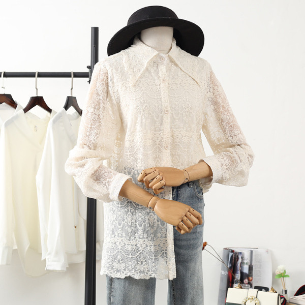 Γυναικείο δαντελένιο πουκάμισο με κλασικό γιακά και κουμπιά σε λευκό, μαύρο και μπεζ χρώμα