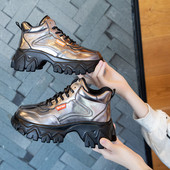 Μοντέρνα γυναικεία αθλητικά παπούτσια με ψηλή πλατφόρμα και κορδόνι σε ασημι και μαύρο χρώμα