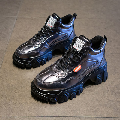 Μοντέρνα γυναικεία αθλητικά παπούτσια με ψηλή πλατφόρμα και κορδόνι σε ασημι και μαύρο χρώμα