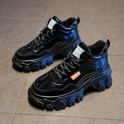 Μοντέρνα γυναικεία αθλητικά παπούτσια με ψηλή πλατφόρμα και κορδόνι σε ασημι και μαύρο χρώμα