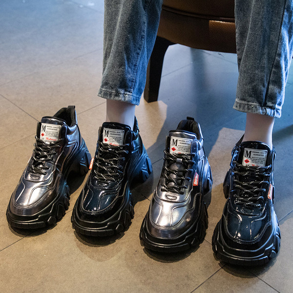 Μοντέρνα γυναικεία αθλητικά παπούτσια με ψηλή πλατφόρμα και κορδόνι σε ασημι και μαύρο χρώμα