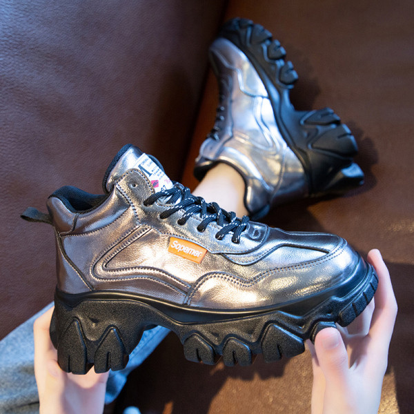 Μοντέρνα γυναικεία αθλητικά παπούτσια με ψηλή πλατφόρμα και κορδόνι σε ασημι και μαύρο χρώμα