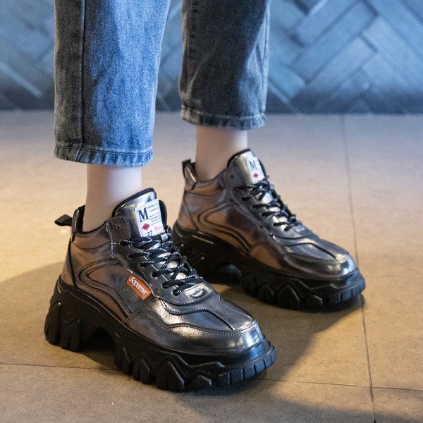 Μοντέρνα γυναικεία αθλητικά παπούτσια με ψηλή πλατφόρμα και κορδόνι σε ασημι και μαύρο χρώμα