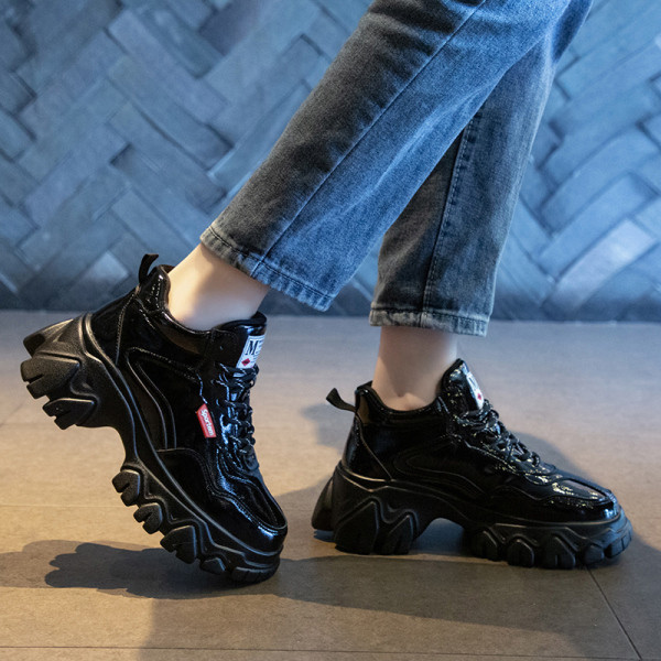 Μοντέρνα γυναικεία αθλητικά παπούτσια με ψηλή πλατφόρμα και κορδόνι σε ασημι και μαύρο χρώμα