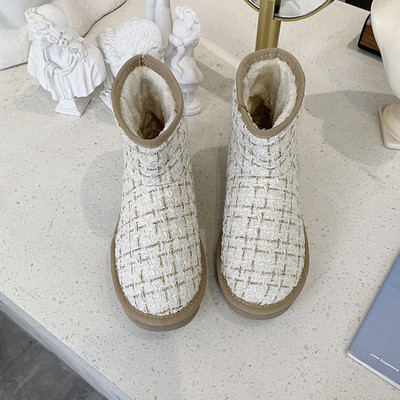 Női téli csizma puha béléssel és lapos talppal, fekete-fehér színben