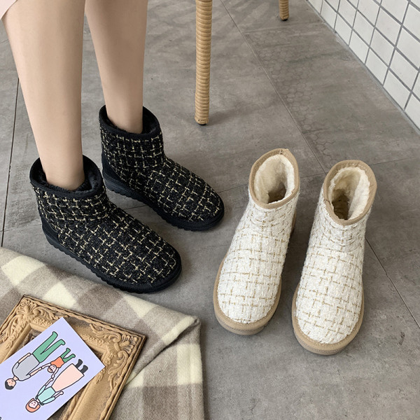 Női téli csizma puha béléssel és lapos talppal, fekete-fehér színben