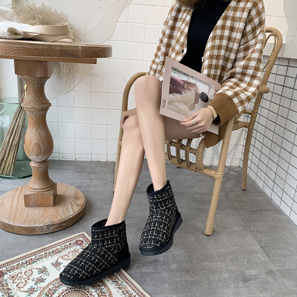 Női téli csizma puha béléssel és lapos talppal, fekete-fehér színben