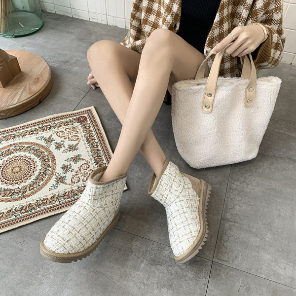 Női téli csizma puha béléssel és lapos talppal, fekete-fehér színben