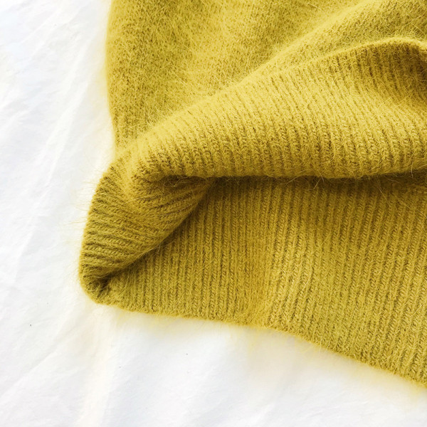 Γυναικείο πουλόβερ  σε τέσσερα χρώματα με οβάλ ντεκολτέ και φαρδιά μανίκια