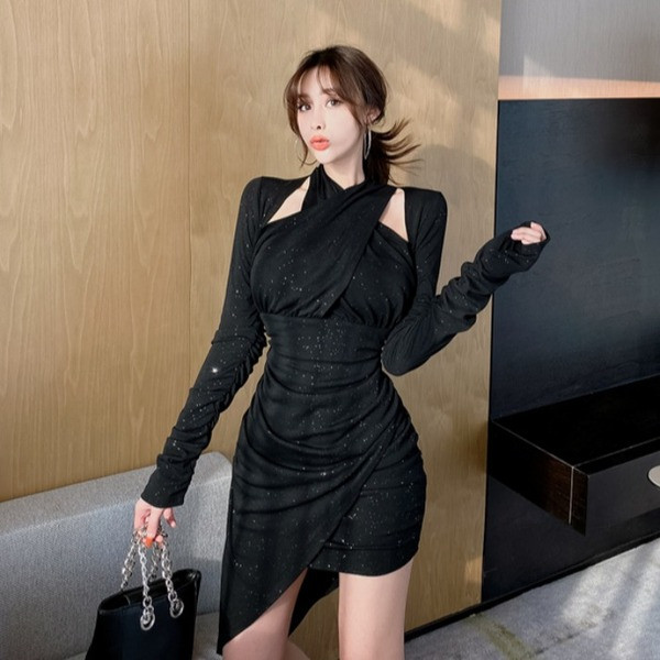 Modern, fényes hatású női ruha fekete aszimmetrikus mintával