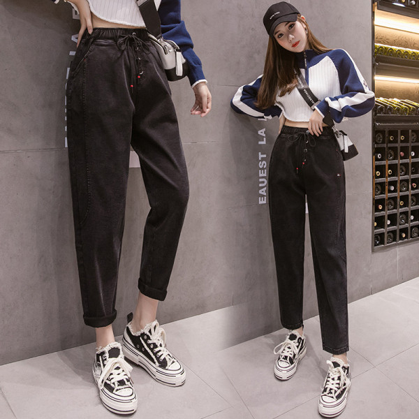 Fekete színű, lezser női nadrág, nyakkendővel, magas derékkal