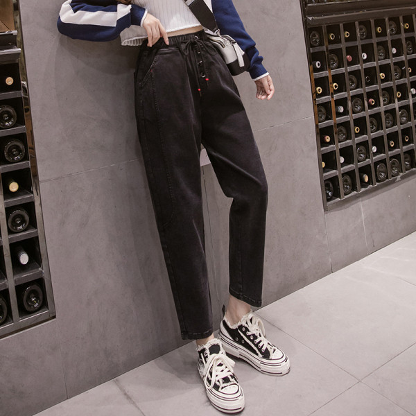 Fekete színű, lezser női nadrág, nyakkendővel, magas derékkal