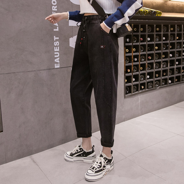 Fekete színű, lezser női nadrág, nyakkendővel, magas derékkal