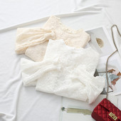 Γυναικεία δαντελένια μπλούζα με στρογγυλή λαιμόκοψη σε λευκό, μαύρο και μπεζ χρώμα